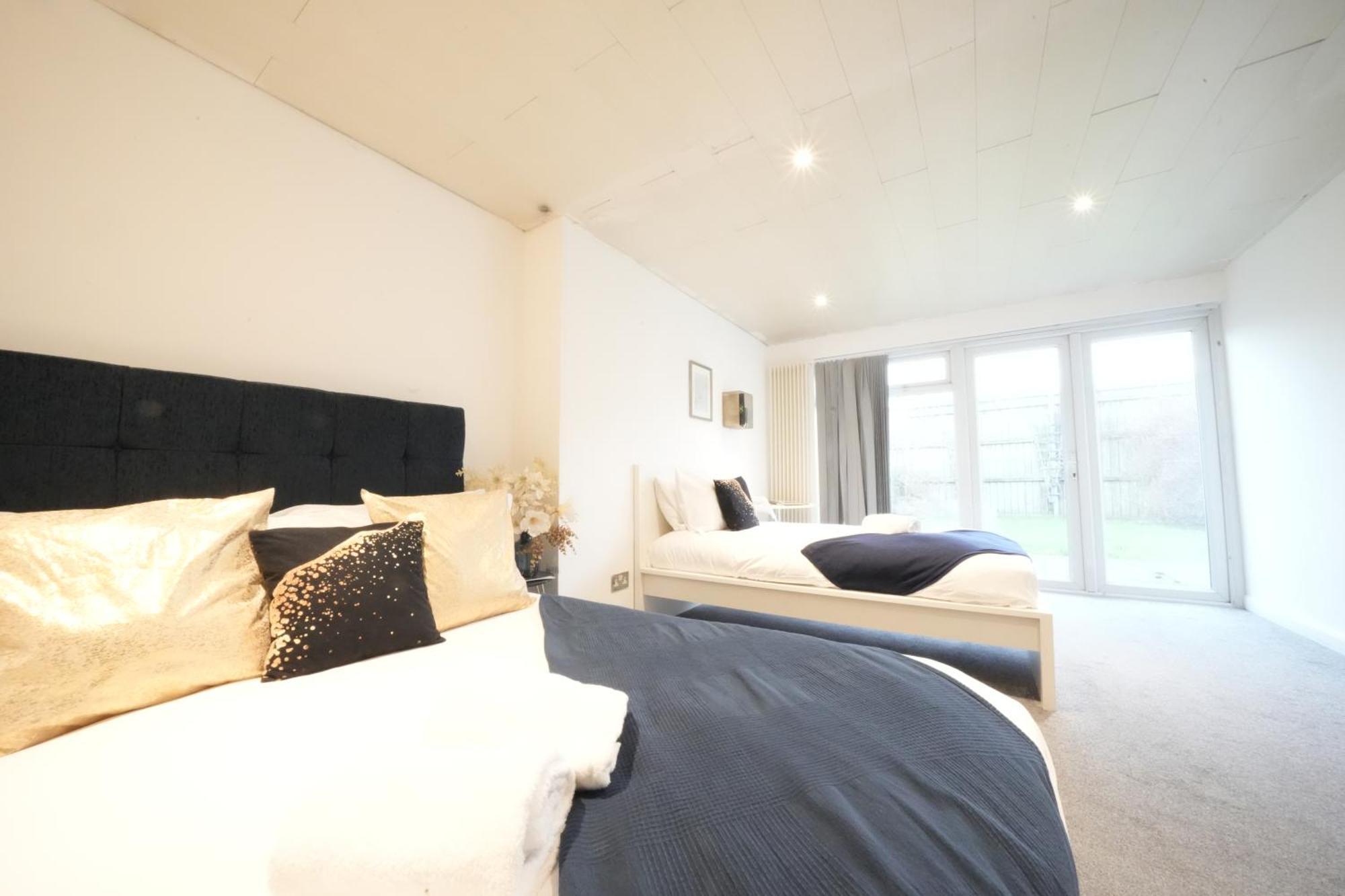 Airport Comfy Stay Harmondsworth ภายนอก รูปภาพ